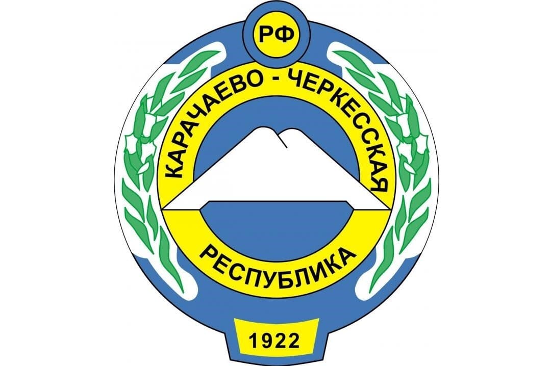 Флаг карачаево черкесской республики. Герб и флаг КЧР. Символ Карачаево Черкесии. Герб Карачаево-Черкесской Республики. Государственные символы КЧР.